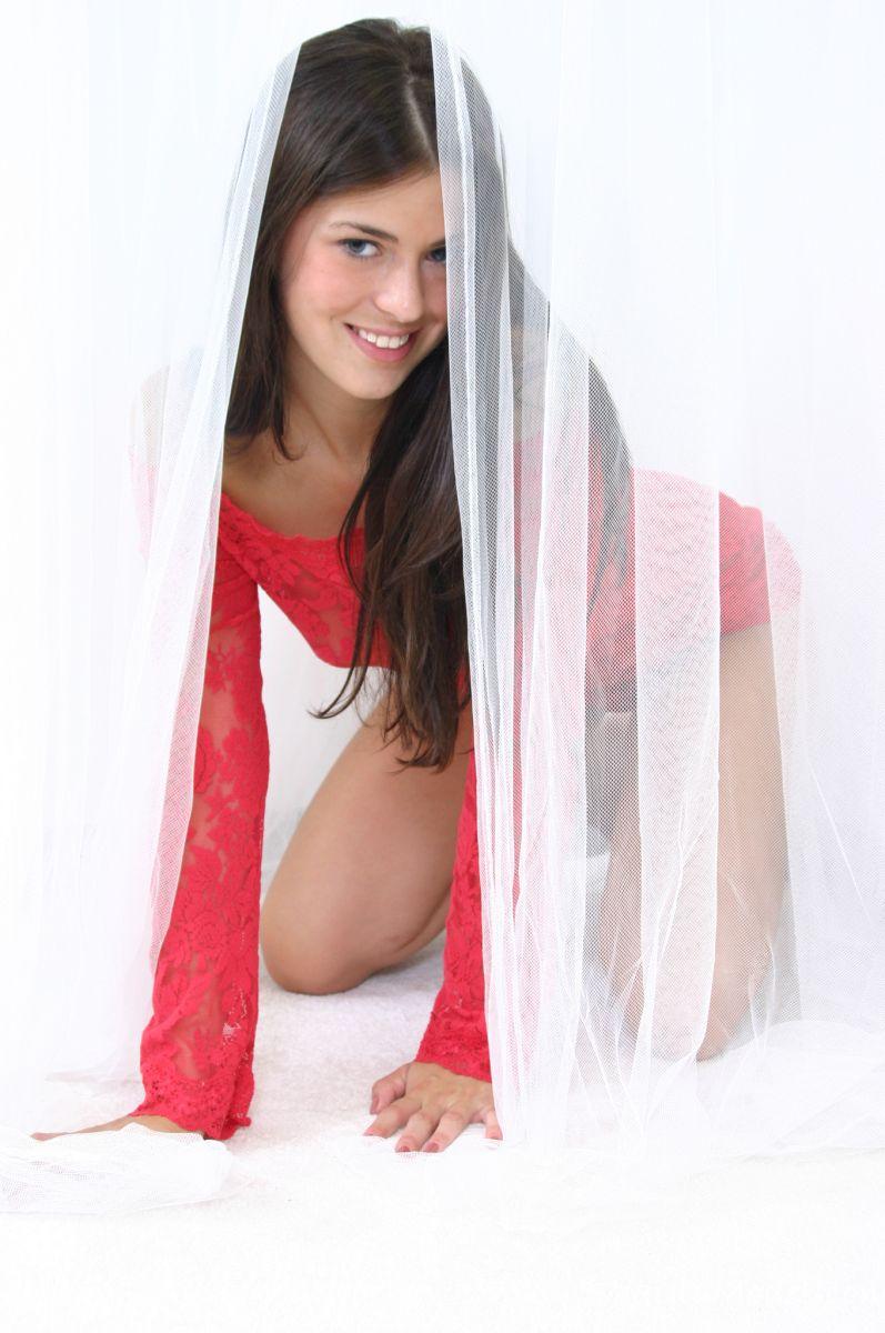 Fotos de la chica joven shayla modelo burlándose en un vestido rojo
 #59964408