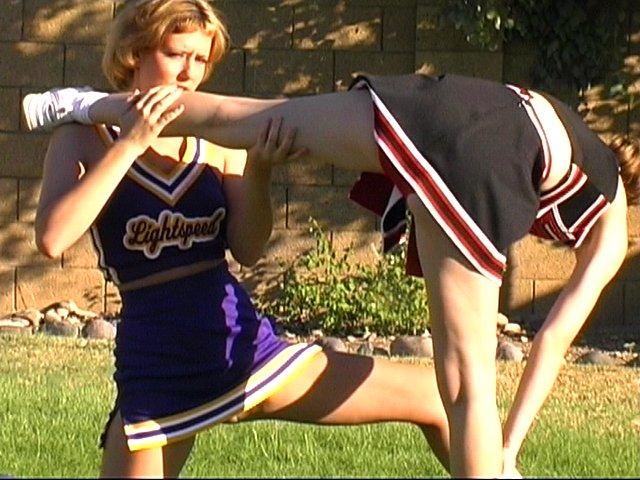 Immagini di due cheerleader caldo praticare le loro mosse al di fuori
 #60578251
