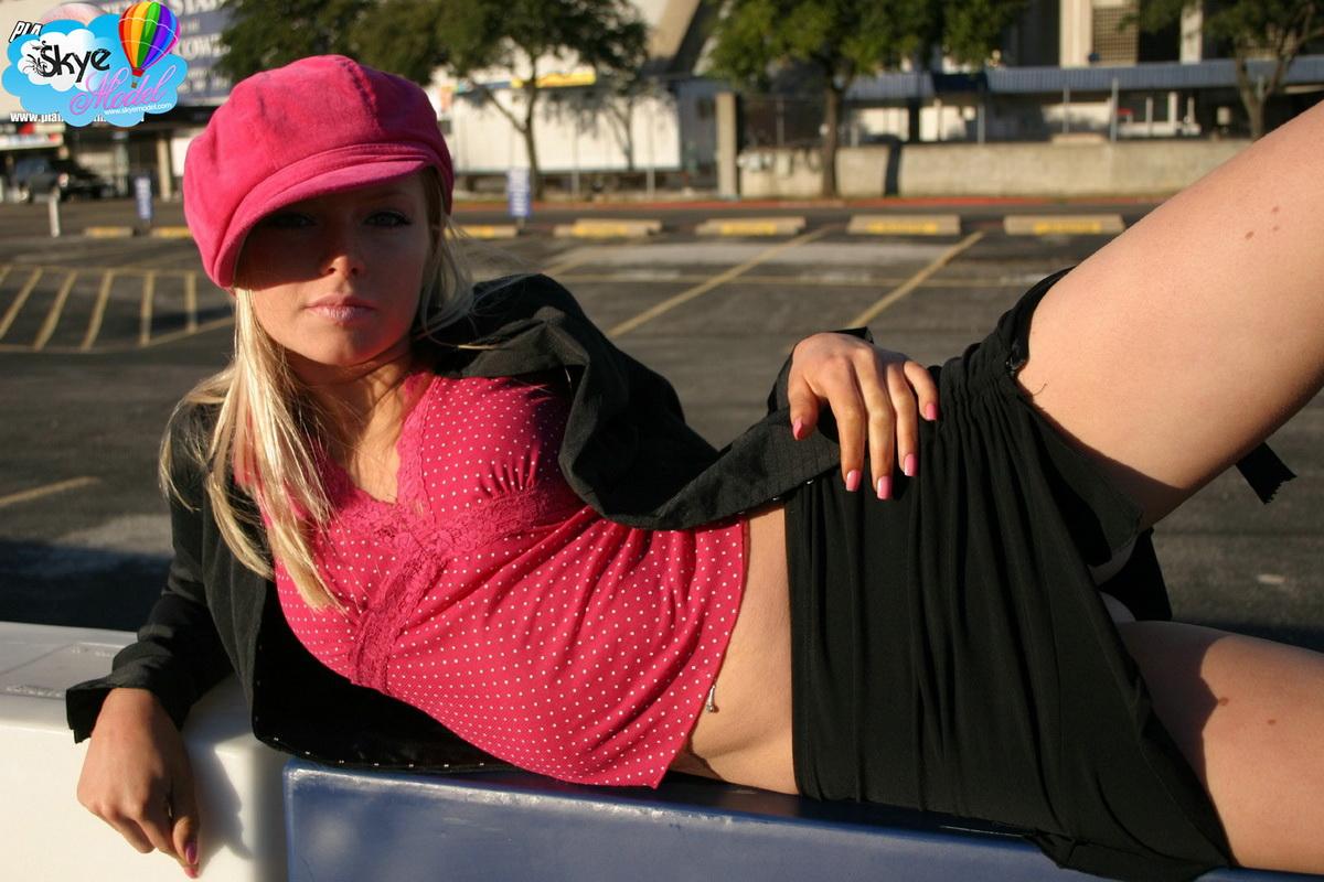 Skye soulève sa jupe et montre son cul parfait dans le parking du stade des cowboys de Dallas.
 #59830618