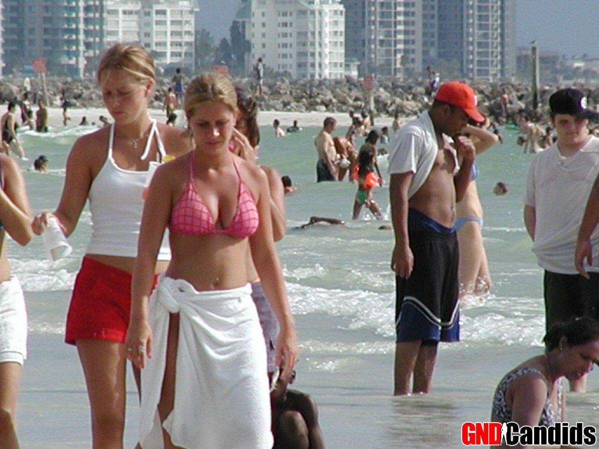 Bilder von heißen Teens in Bikinis
 #60499206
