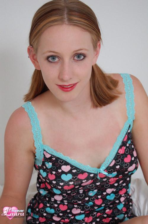 Laura se prepara para la cama y decide mostrar sus tetas
 #54389902