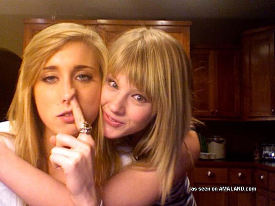 Photos de gfs lesbiennes nues dans la cuisine
 #60647454