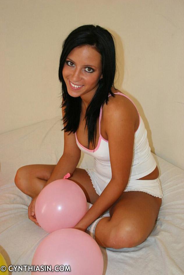 Pictures of Cynthia Sin playing with balloons #53910879