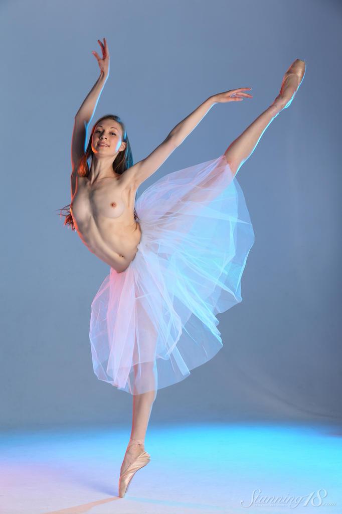 Die schöne Ballerina Annett A zeigt ihre Bewegungen in "Tutu"
 #53251011