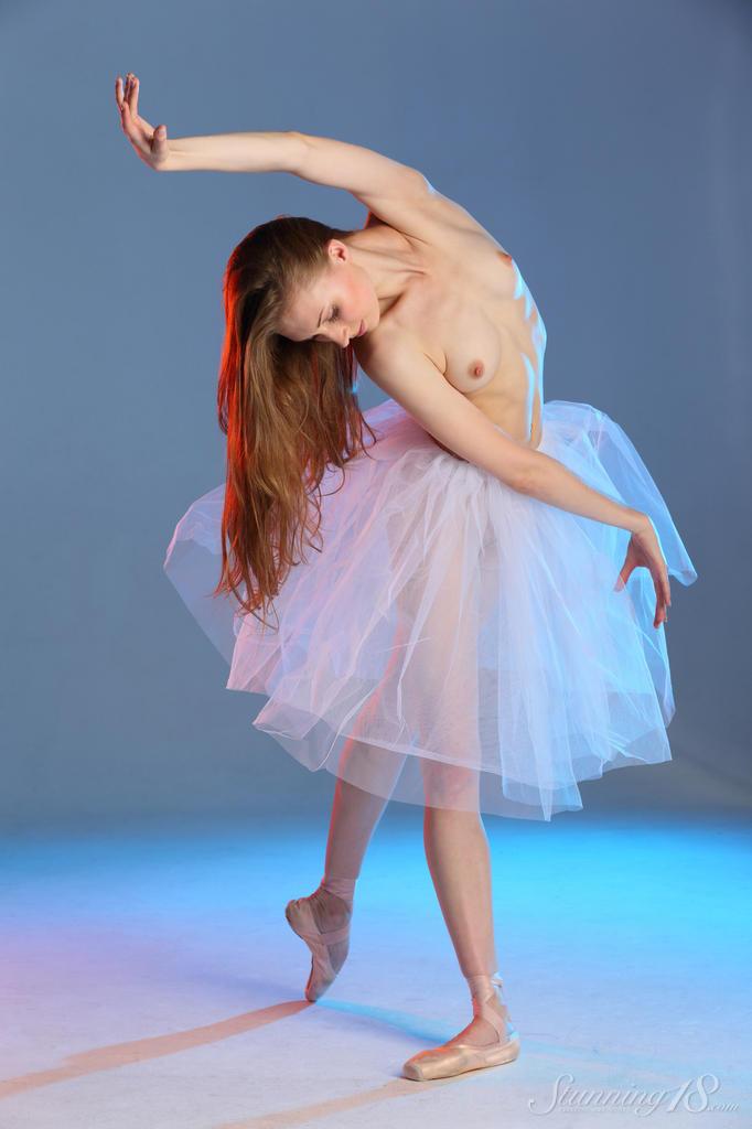 Die schöne Ballerina Annett A zeigt ihre Bewegungen in "Tutu"
 #53251361