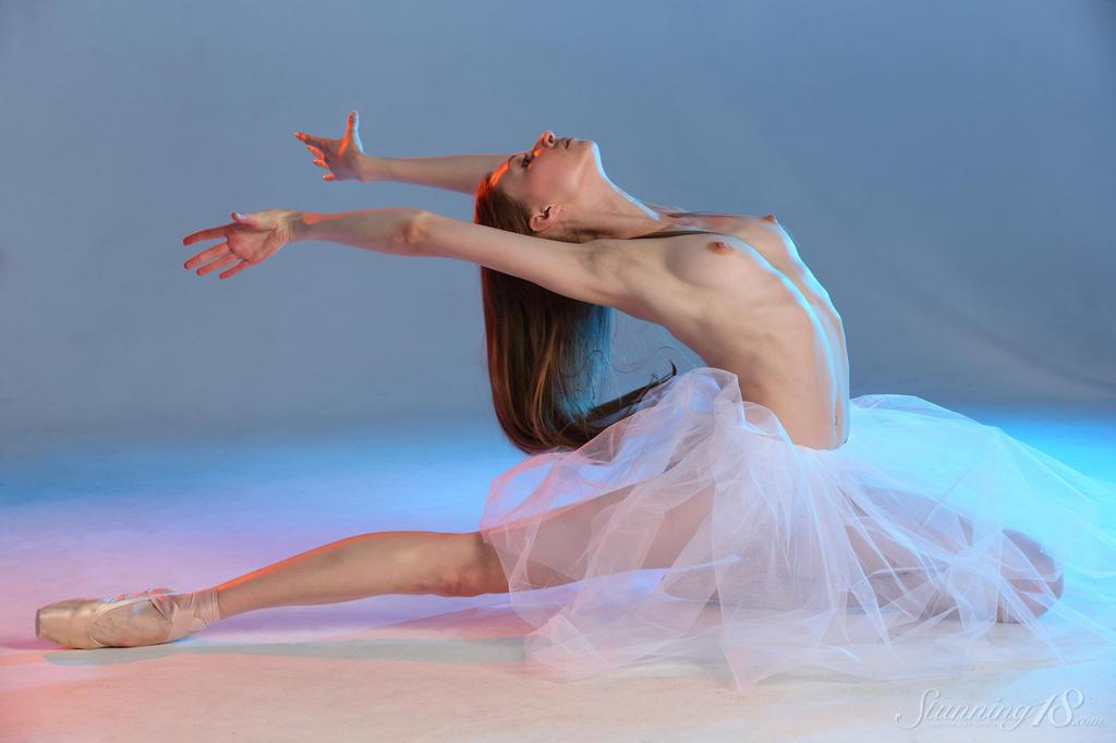Die schöne Ballerina Annett A zeigt ihre Bewegungen in "Tutu"
 #53251390