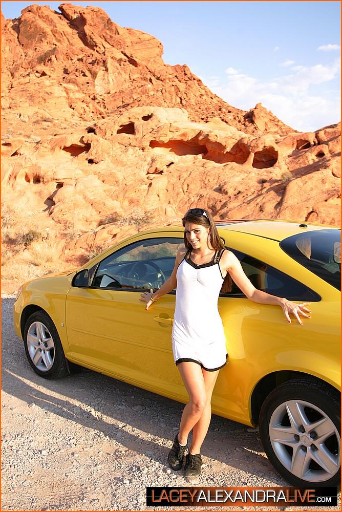 Bilder von lacey alexandra, die sich in ihrem Auto auszieht
 #58794615