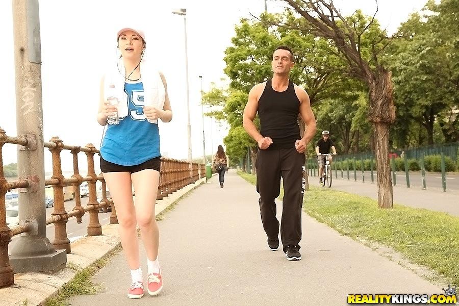 Stacy snake trifft zwei Jungs beim Joggen und geht mit ihnen nach Hause, um gefickt zu werden
 #60008475