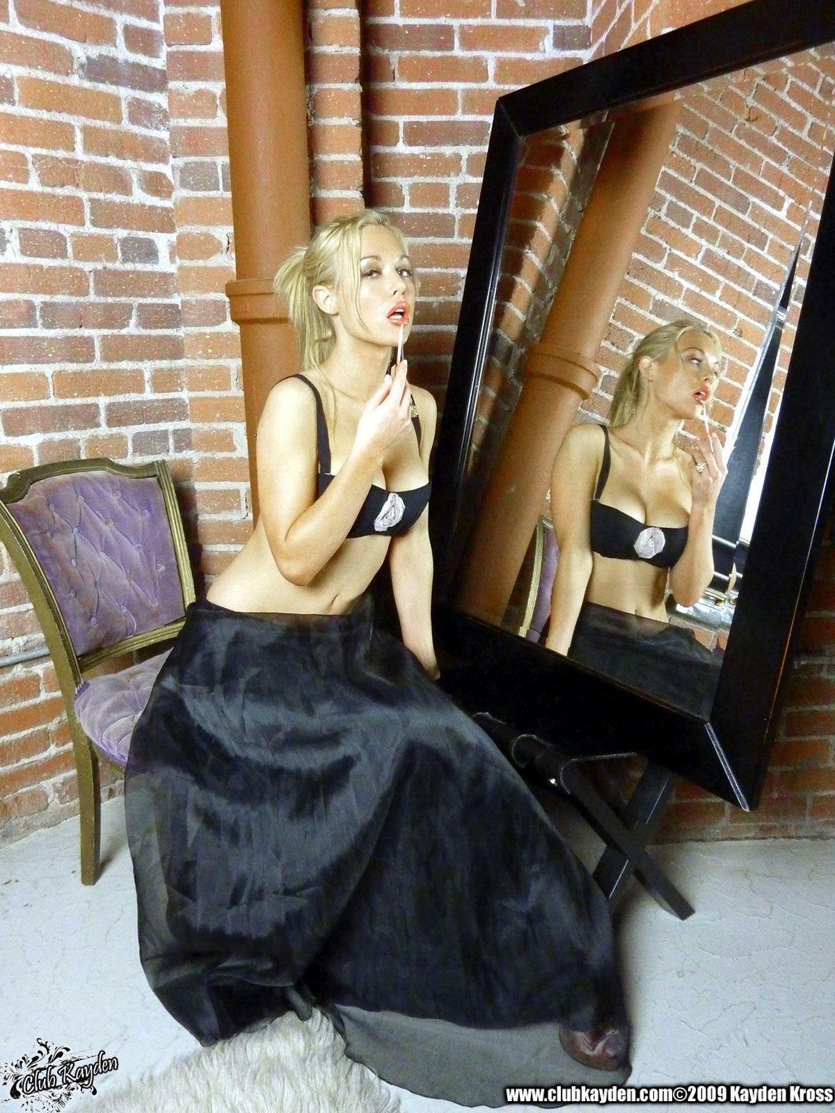 Photos de la jeune kayden kross se regardant dans le miroir
 #58171068