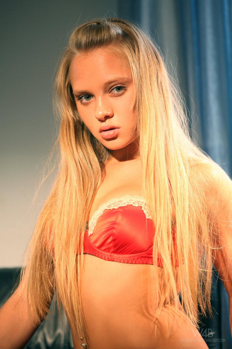Wunderschönes blondes Teenie willa zeigt ihren unglaublichen Körper in "inactive"
 #60912839