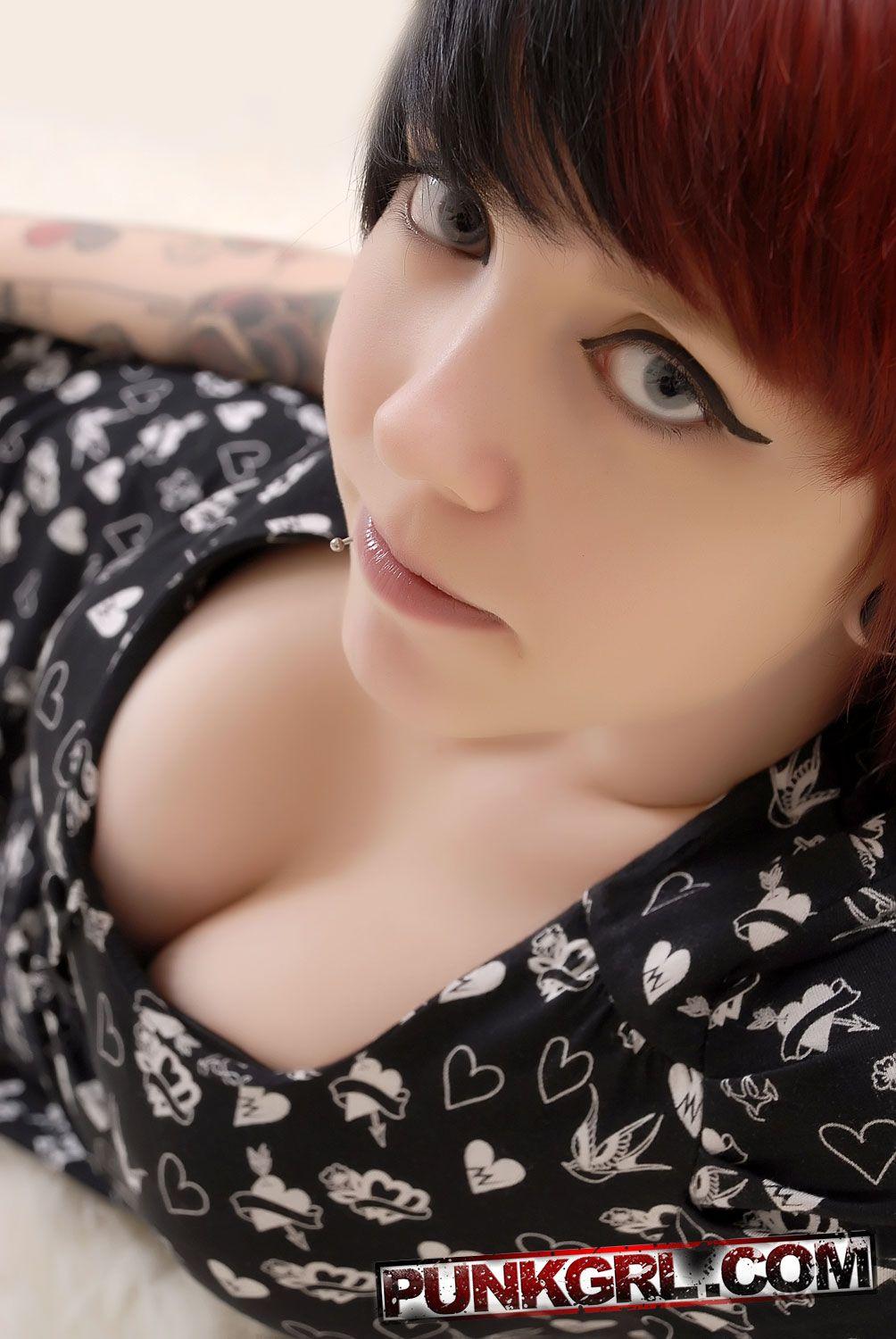 Bilder von punk girl cassie zeigt ihre schönen Titten
 #60766005