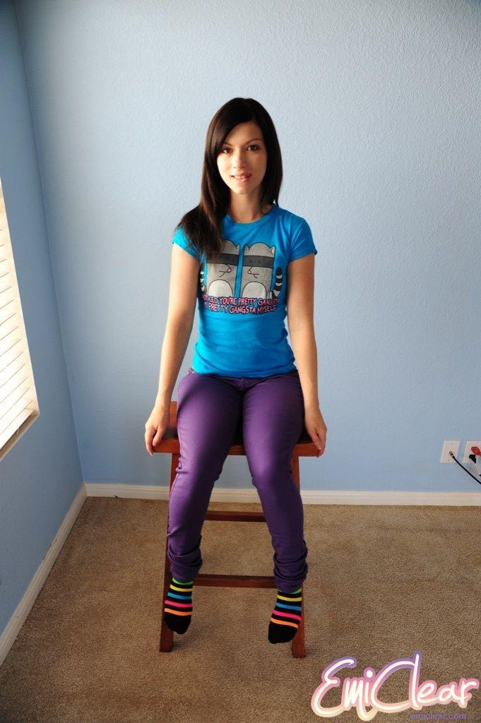 Bilder von Teenager Emi Clear, die sich bis auf ihre Socken auszieht
 #54183734