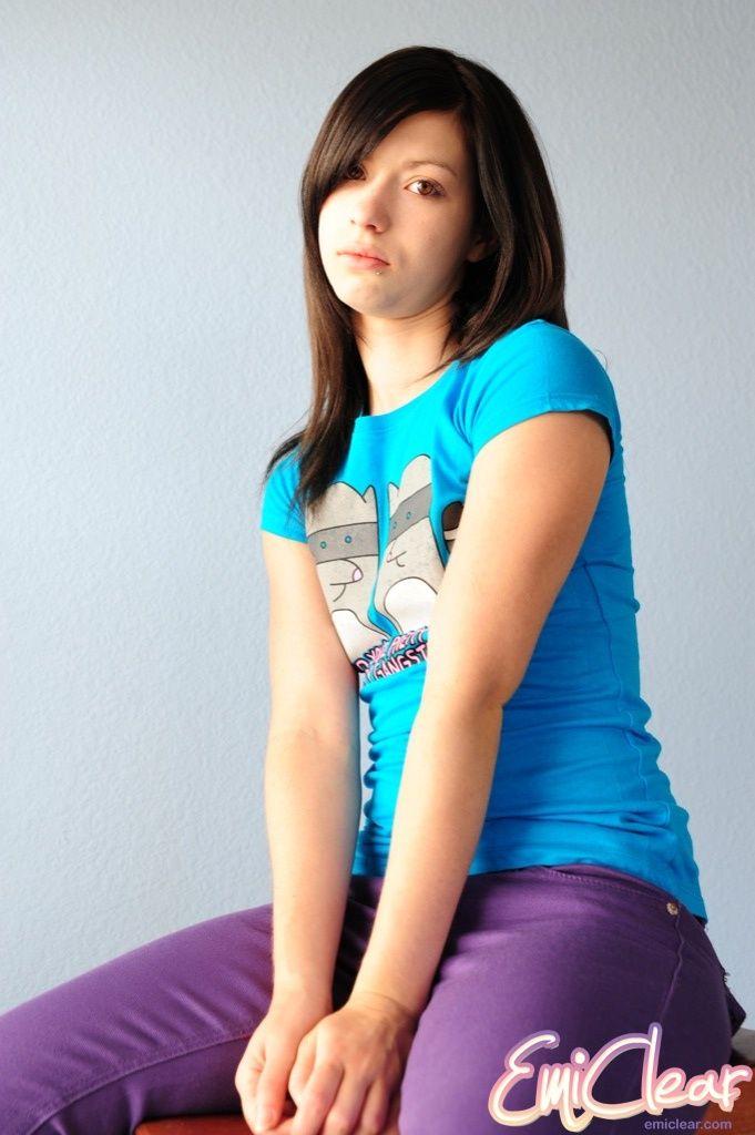 Bilder von Teenager Emi Clear, die sich bis auf ihre Socken auszieht
 #54183777