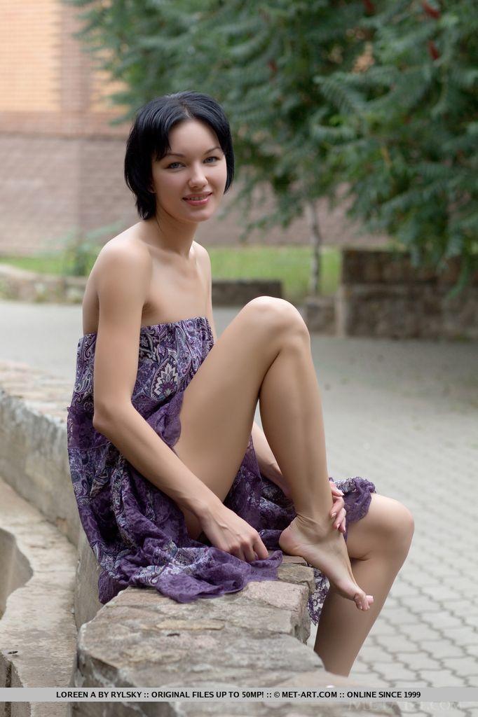 Schönes Mädchen Loreen A zieht ihr lila Kleid aus, um ihre atemberaubende Muschi zu enthüllen
 #59087150
