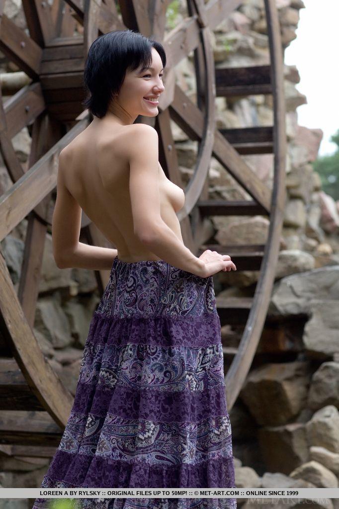 Bella ragazza loreen a si spoglia del suo vestito viola per rivelare la sua splendida figa
 #59087301