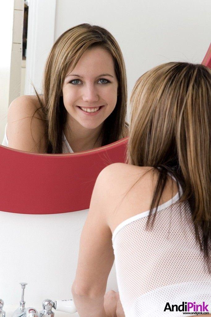 Bilder von Teenager-Model Andi Pink beim Strippen im Badezimmer
 #53147852