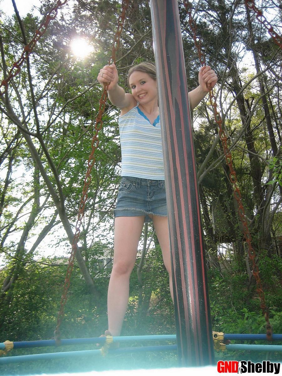 Shelby, la petite fille d'à côté, montre ses seins parfaits de jeune dans le parc, sur la cage à écureuil.
 #58761772