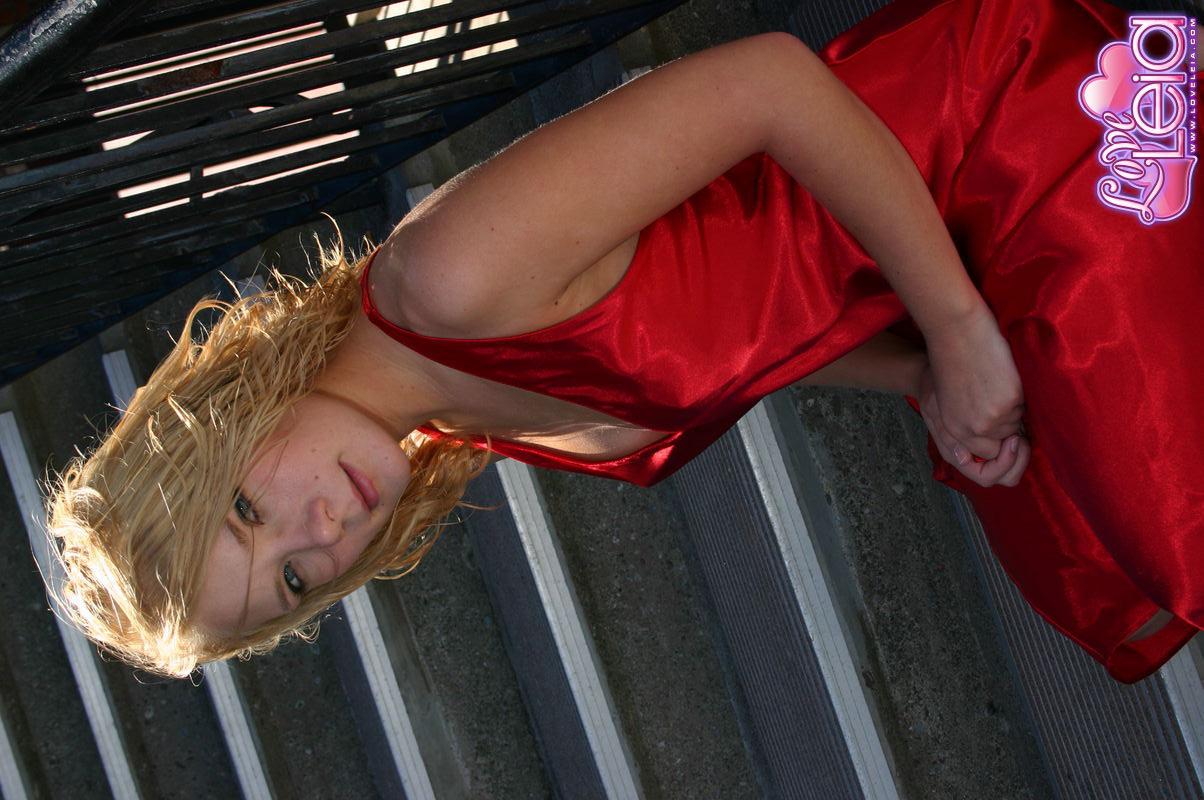 Photos de love leia jeune montrant ses longues jambes dans une robe rouge
 #59102349