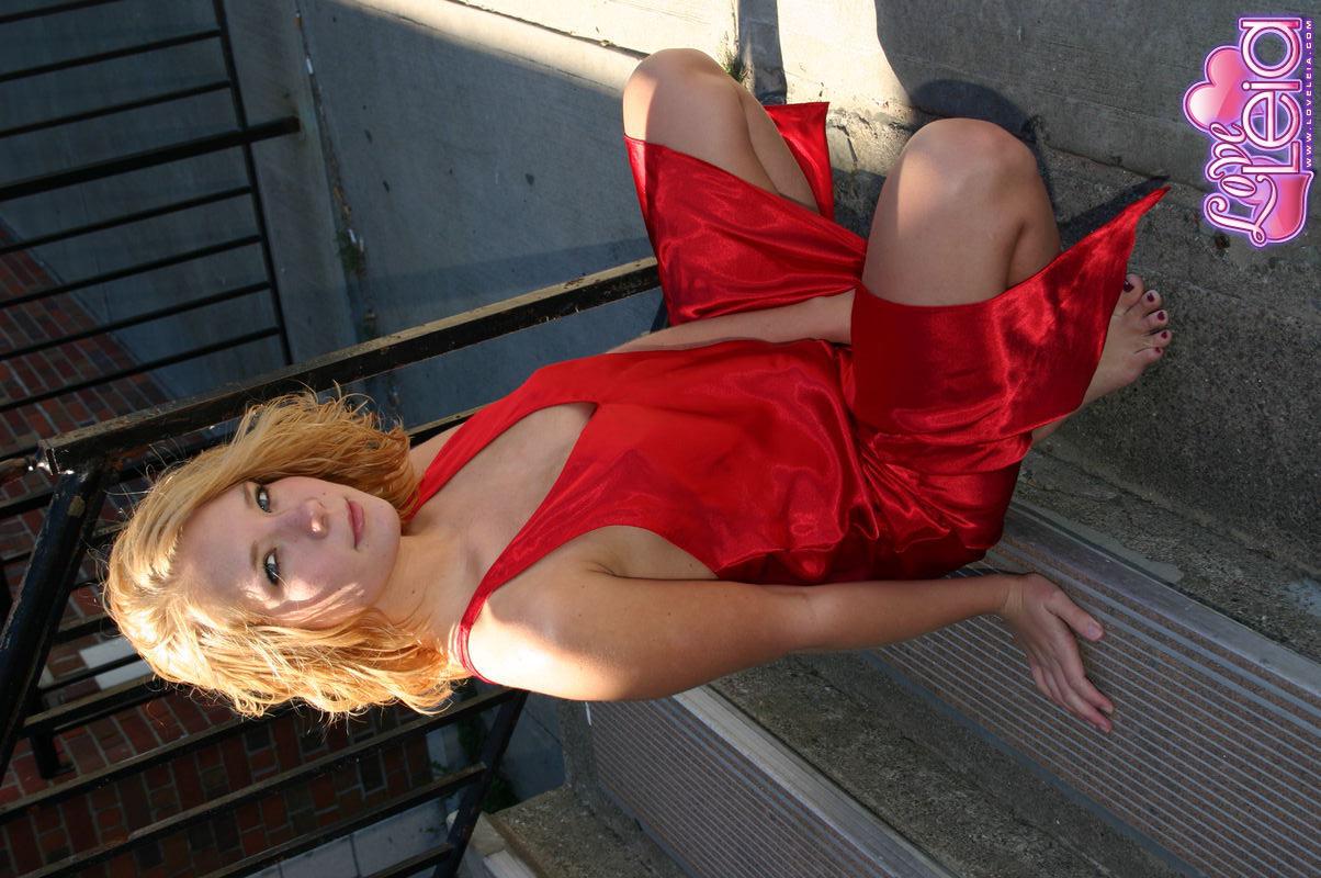 Photos de love leia jeune montrant ses longues jambes dans une robe rouge
 #59102598