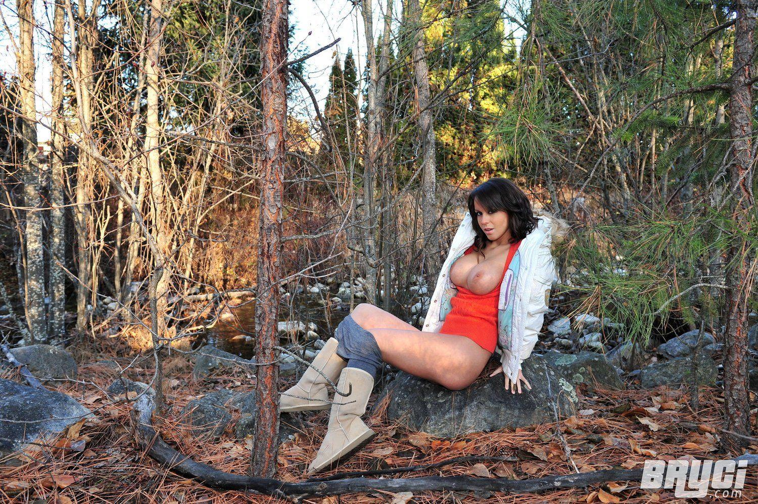 Bilder von Bryci, die ihre Titten draußen im Wald zeigt
 #53577102