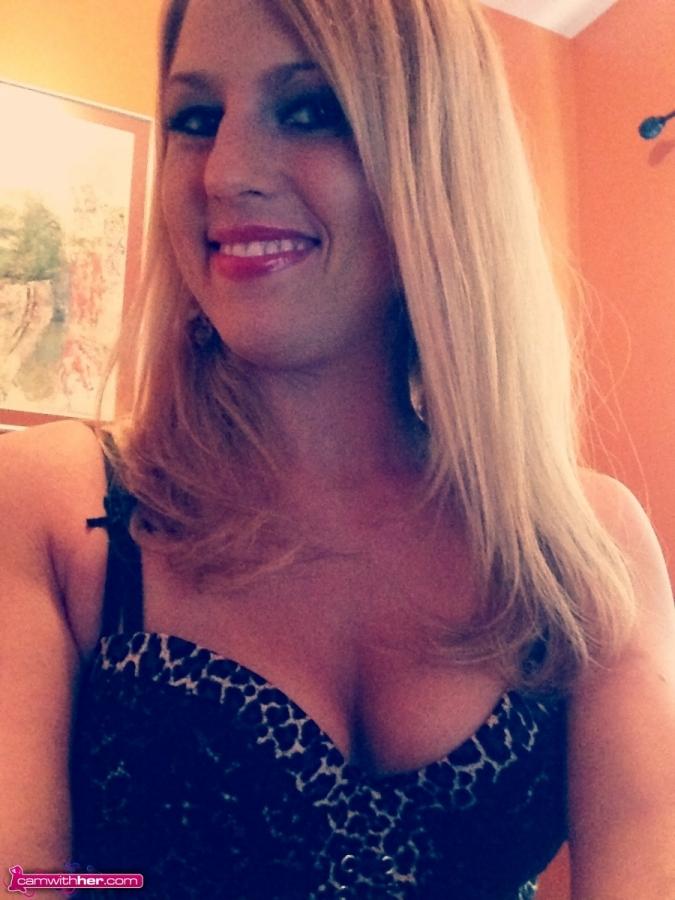 La blonde Natasha Adams fait un cam show en lingerie léopard.
 #59695497