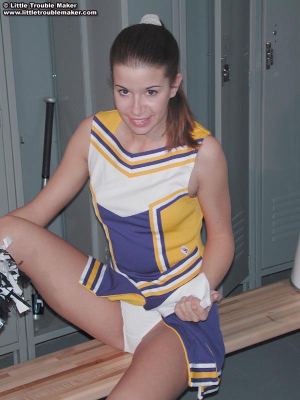 Bilder von einer Cheerleaderin, die sich in der Umkleidekabine umzieht
 #59922080