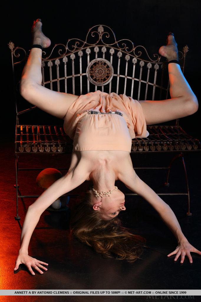 Hübsches Mädchen annett a zieht ihr Kleid aus, um ihren super engen Körper zu zeigen
 #53252072