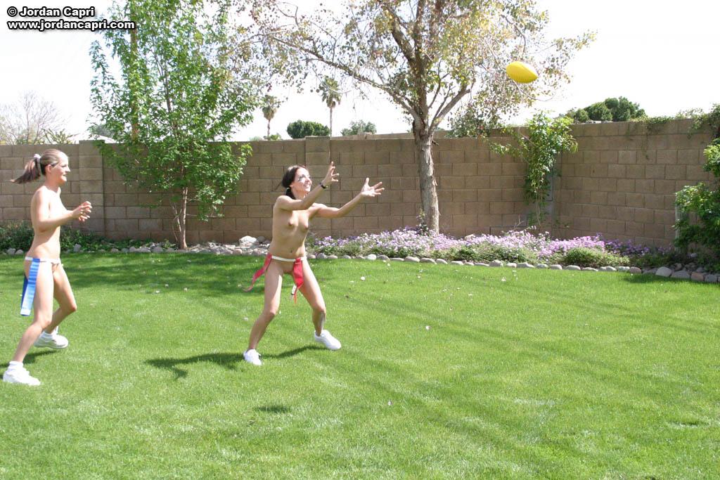 Fotos de chicas jóvenes jugando al fútbol desnudas
 #54080022