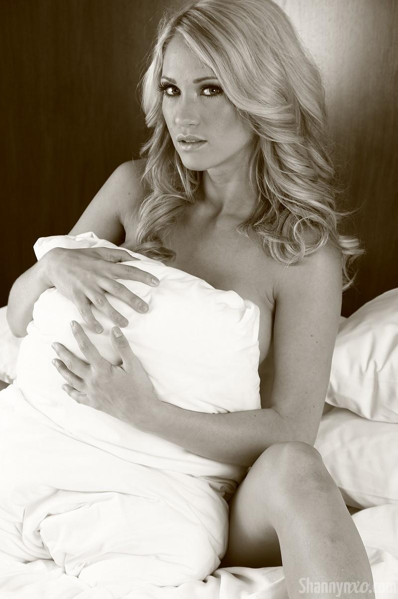 Blonde babe Shannyn Xo teases in the sheets #59960130