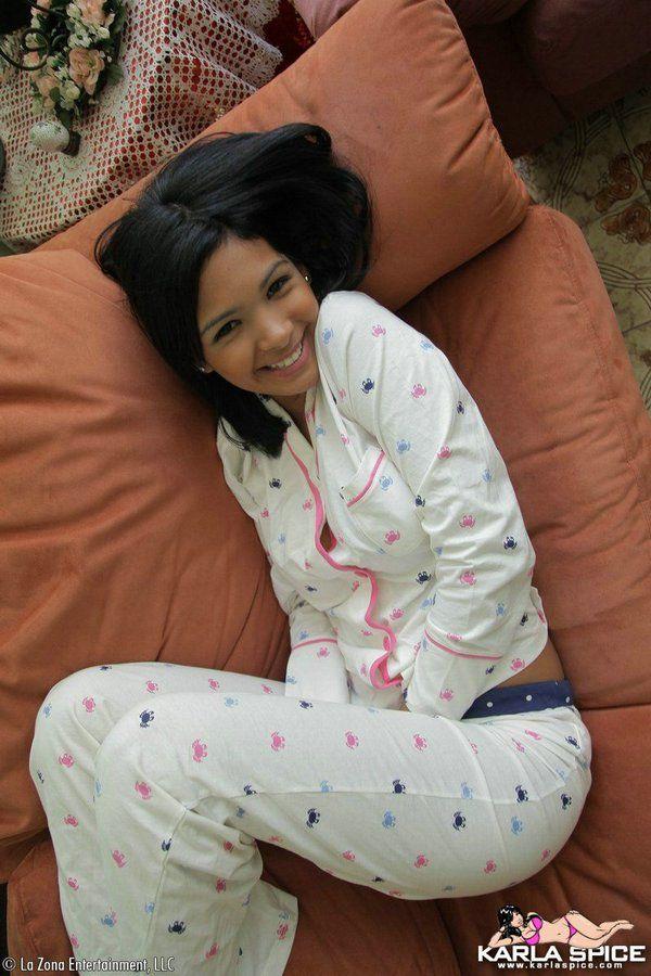 karla spiceの写真は、彼女のパジャマのストリップ
 #58029533