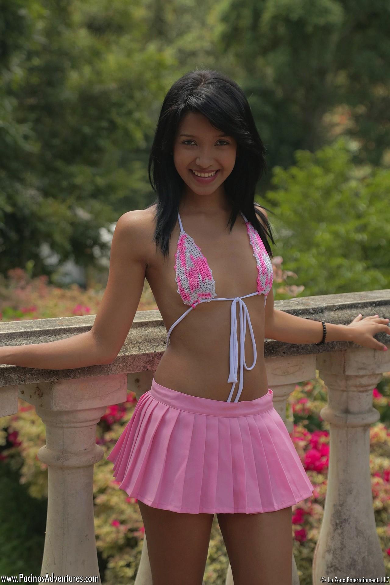Carol Lopez porte un bikini moulant et une mini-jupe rose et secoue son corps de jeune latine.
 #53683427