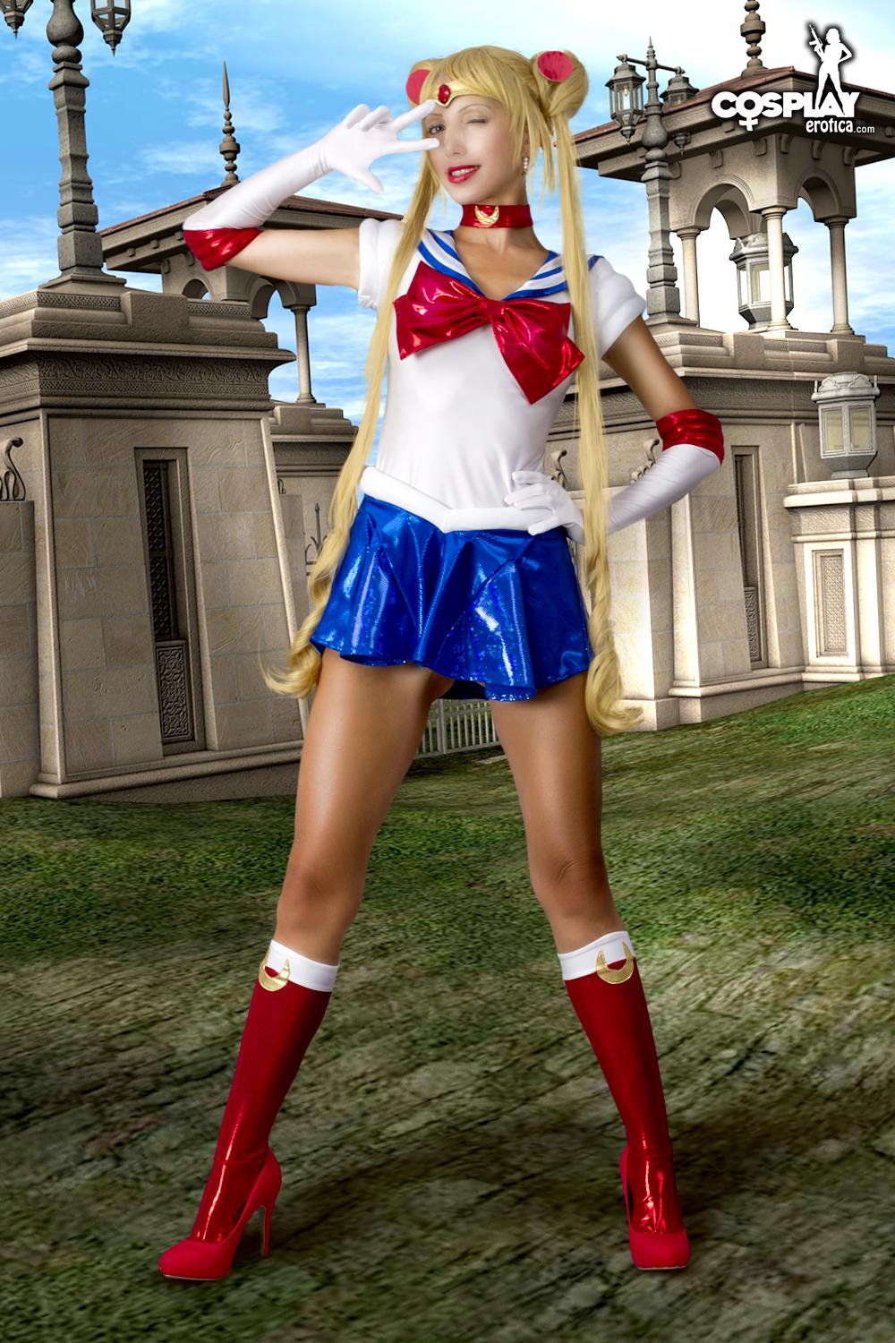 Blondes Cosplay-Modell angela verkleidet sich als sailor moon
 #53179891