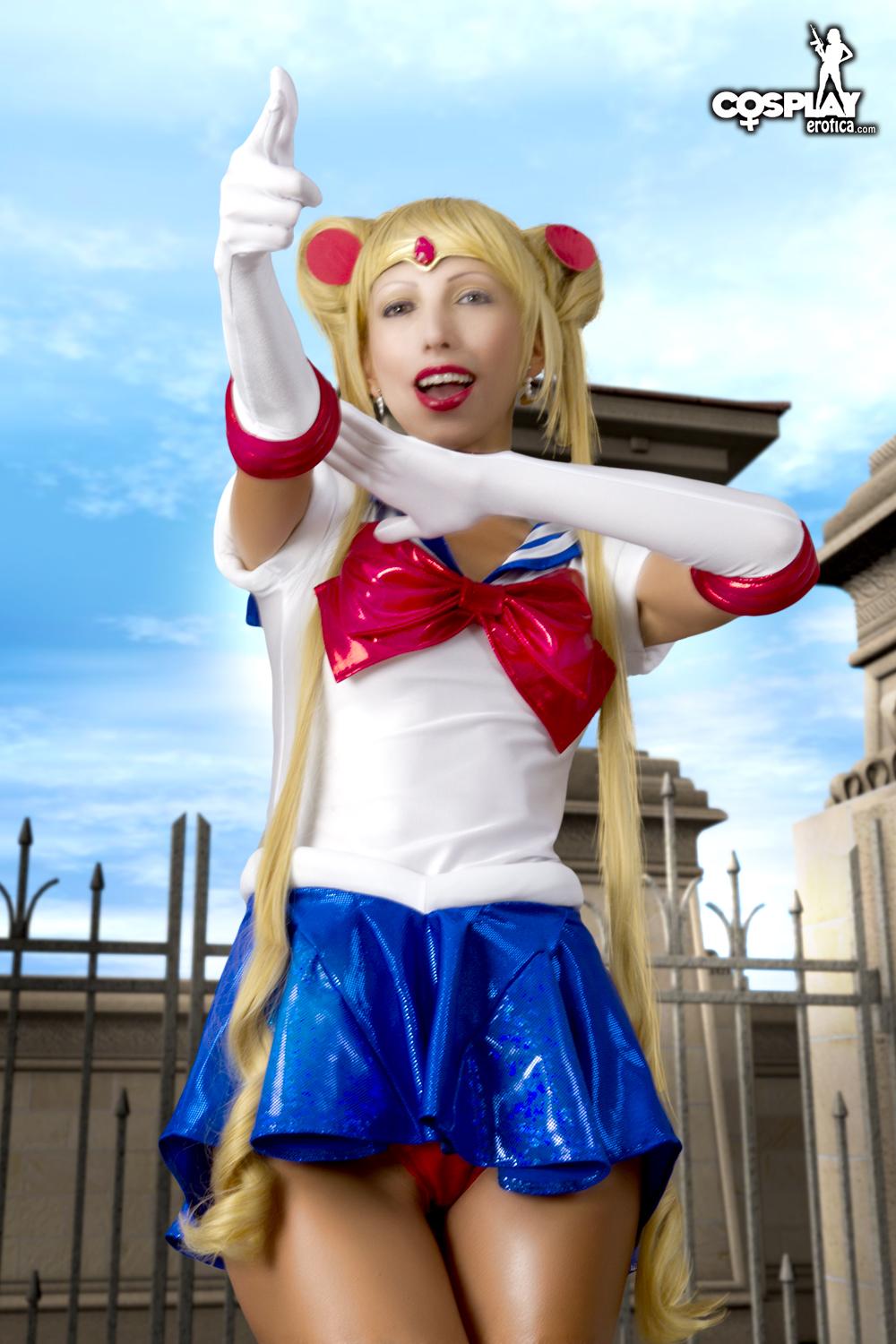 Blondes Cosplay-Modell angela verkleidet sich als sailor moon
 #53179937