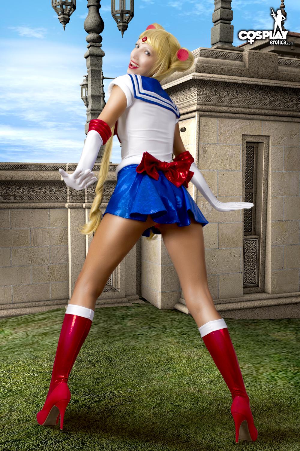 Biondo cosplay modello angela si veste come sailor moon
 #53179984
