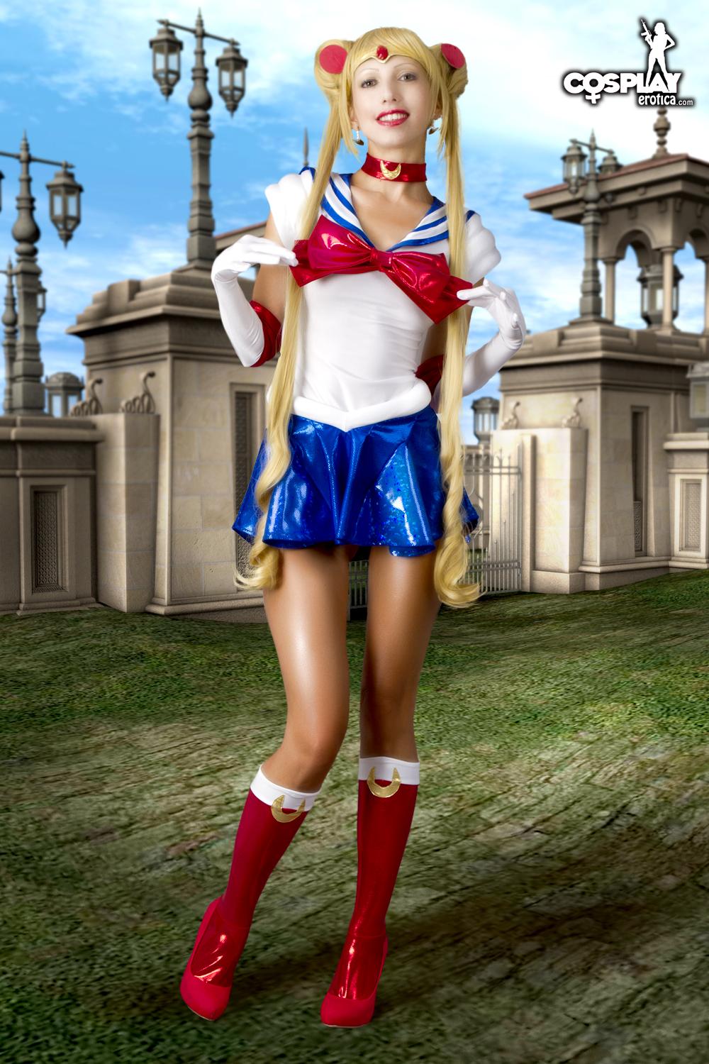 La modelo rubia de cosplay angela se viste de sailor moon
 #53180025