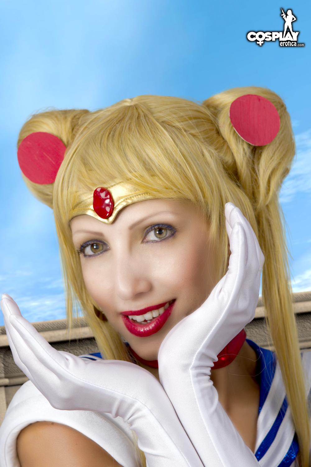 Blondes Cosplay-Modell angela verkleidet sich als sailor moon
 #53180094