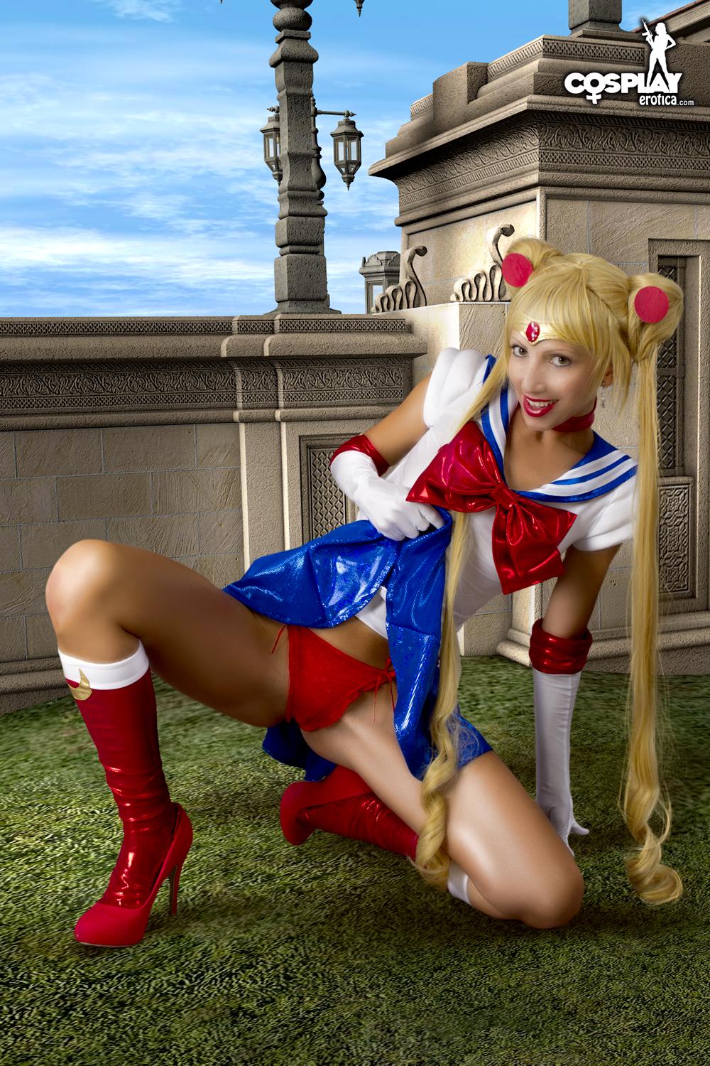 La modelo rubia de cosplay angela se viste de sailor moon
 #53180145