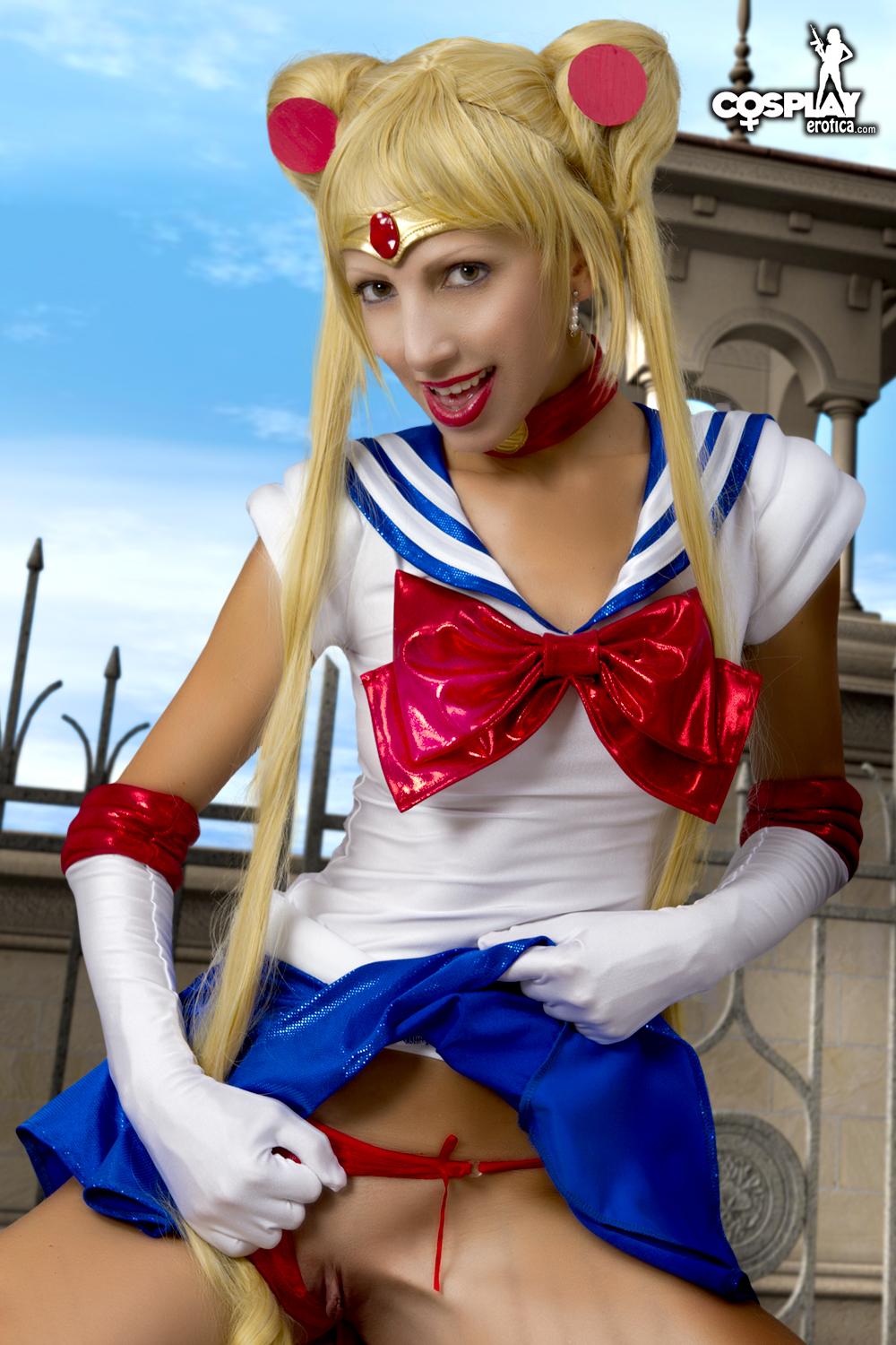 Blondes Cosplay-Modell angela verkleidet sich als sailor moon
 #53180189