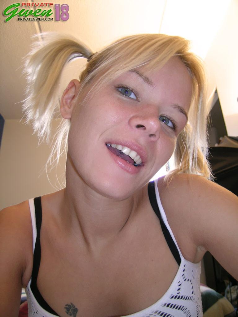 Bilder von Privat-Gwen, die zu Hause herumtollt
 #59840983