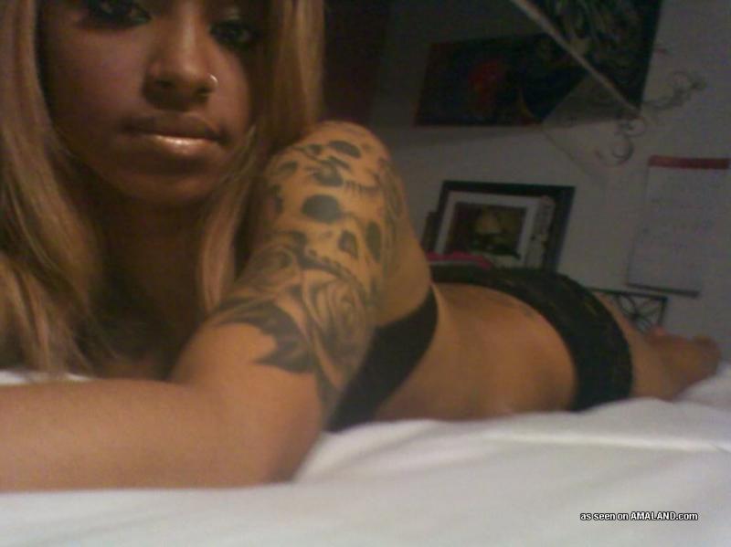 Compilation de photos chaudes d'une jeune tatouée et perverse en train de s'autopsier
 #60637594