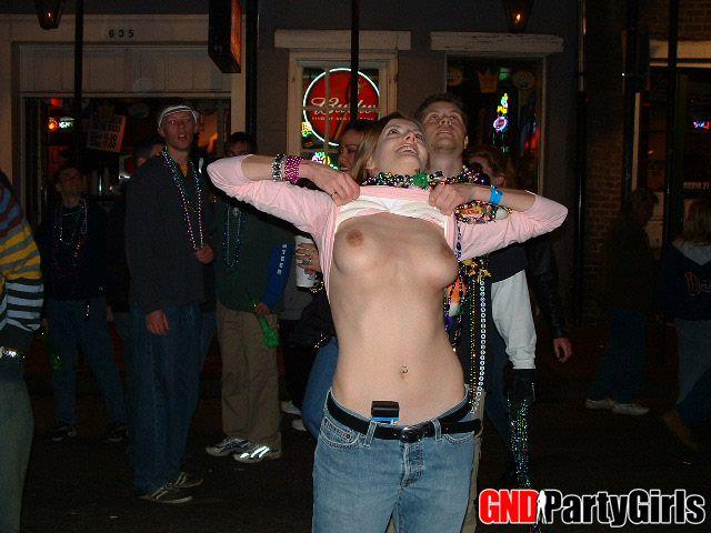 Bilder von betrunkenen Teens, die ihre Titten zeigen
 #60505956