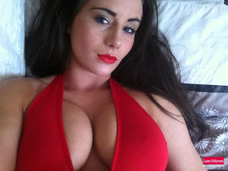Laura hollyman、赤いドレスを脱ぎ捨てて巨大な乳房を露出
 #58846161