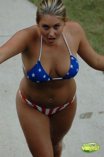 Bilder von courtney virgin, die in ihrem usa bikini schwimmen geht
 #53872490