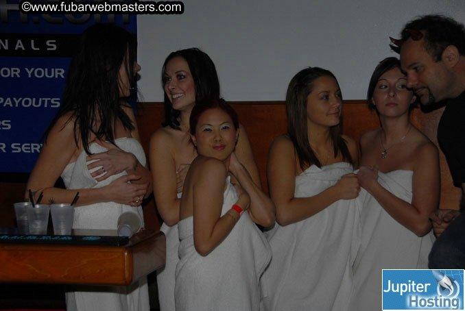 パーティーで他の女の子と一緒に裸になるキャシー
 #53710894