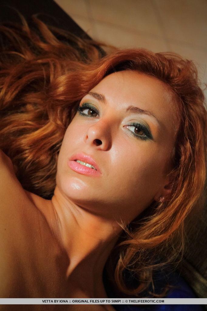 Stunning redhead Vetta offers you her wet pussy on the couch #60861450