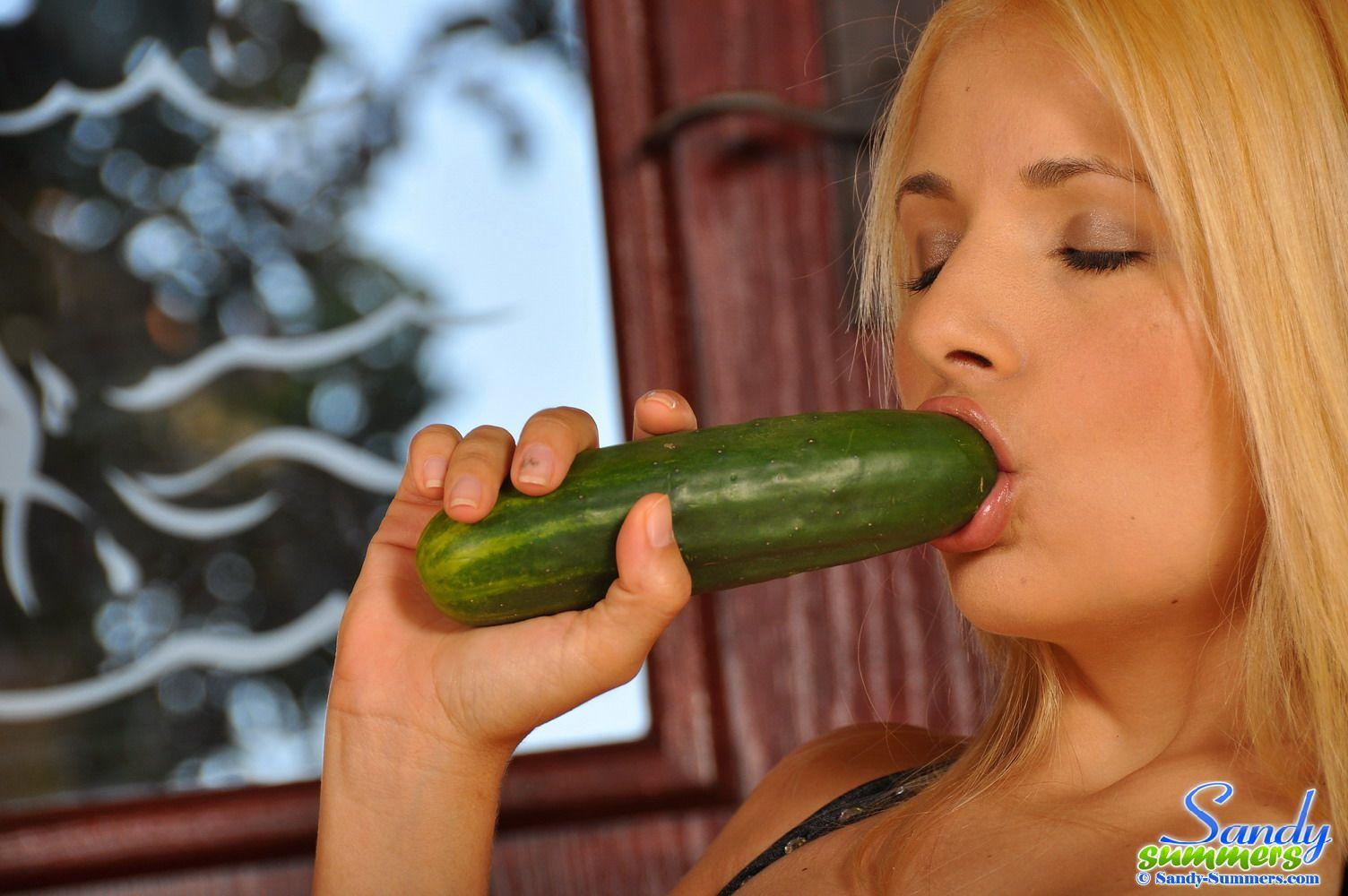 Pictures of teen porn girl Sandy Summers fucking a cucumber #59910205