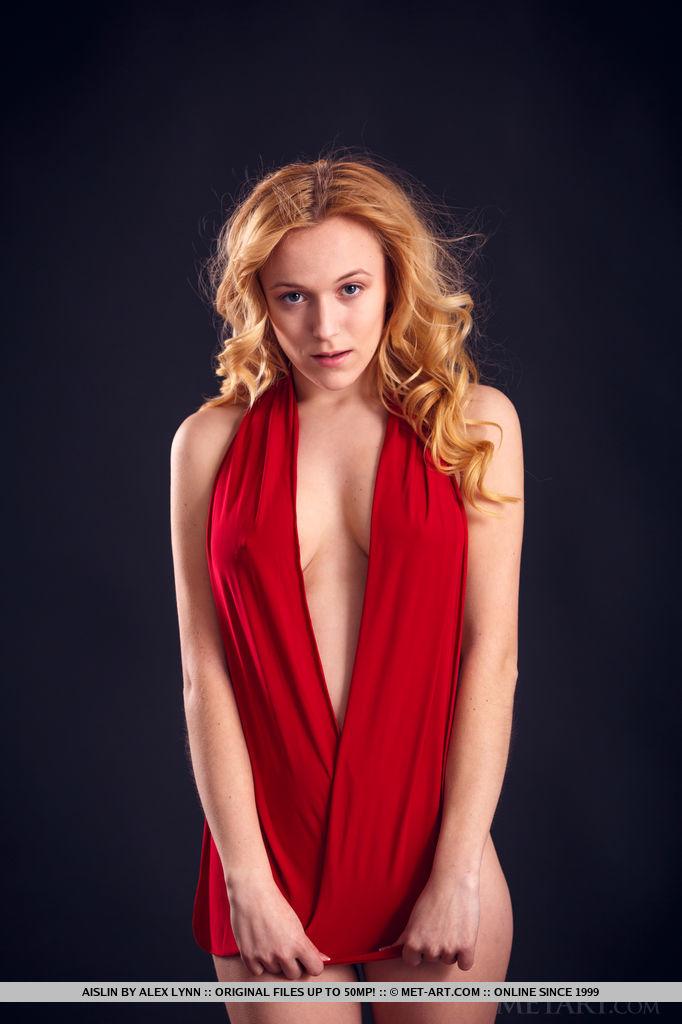 La bellezza bionda aislin si spoglia del suo vestito rosso sexy
 #52925527