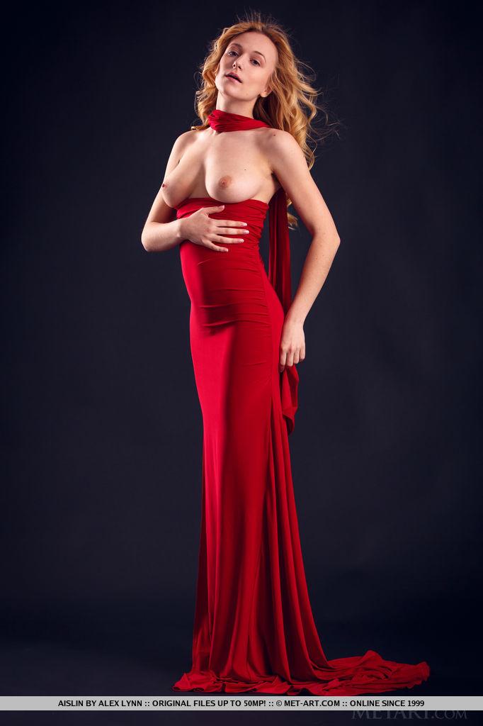 Blonde Schönheit aislin zieht sich aus ihrem sexy roten Kleid aus
 #52925887