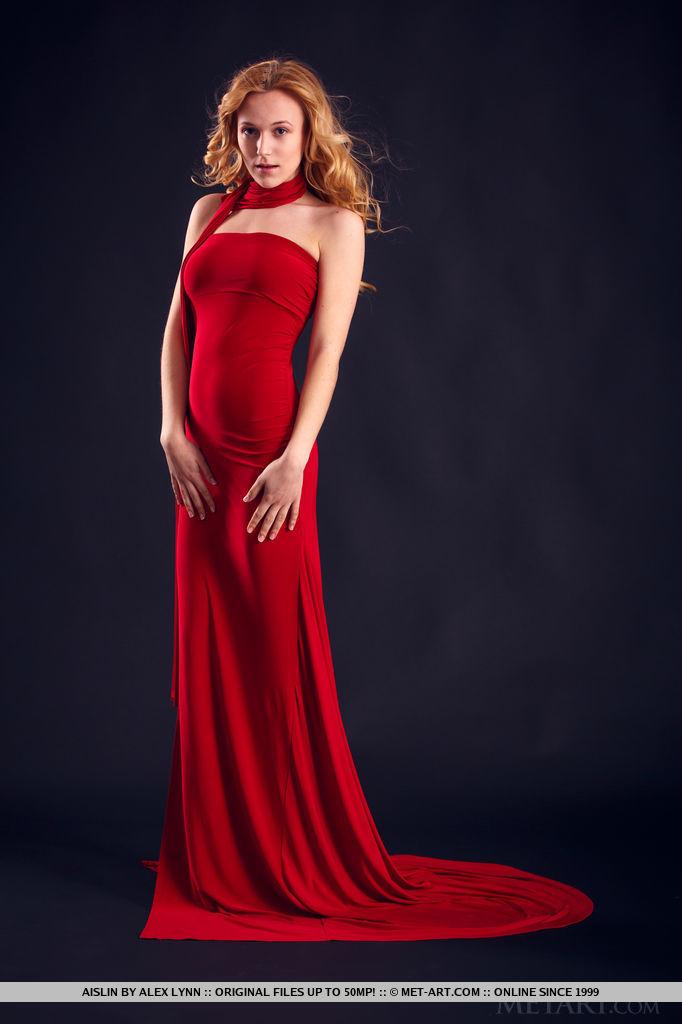 La belleza rubia aislin se despoja de su sexy vestido rojo
 #52925941