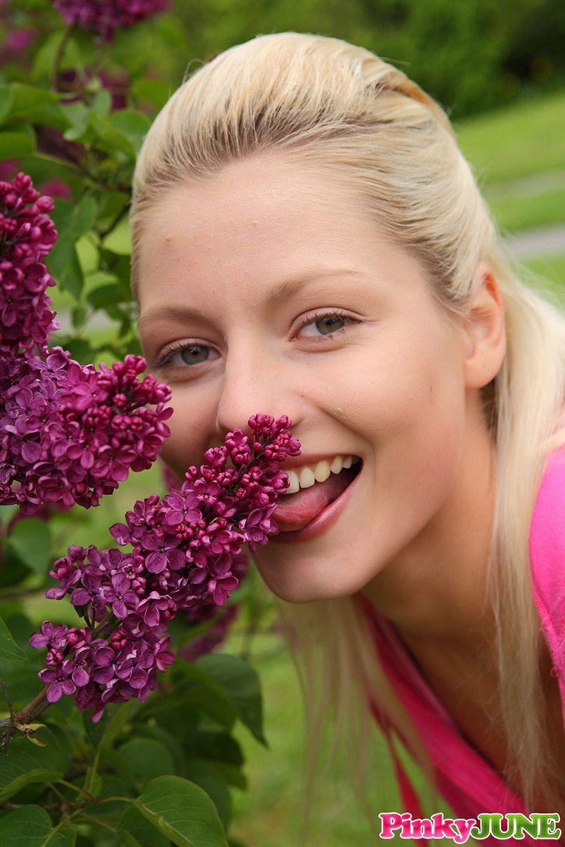 Photos d'une jeune pinky june se masturbant dans le jardin
 #61935990